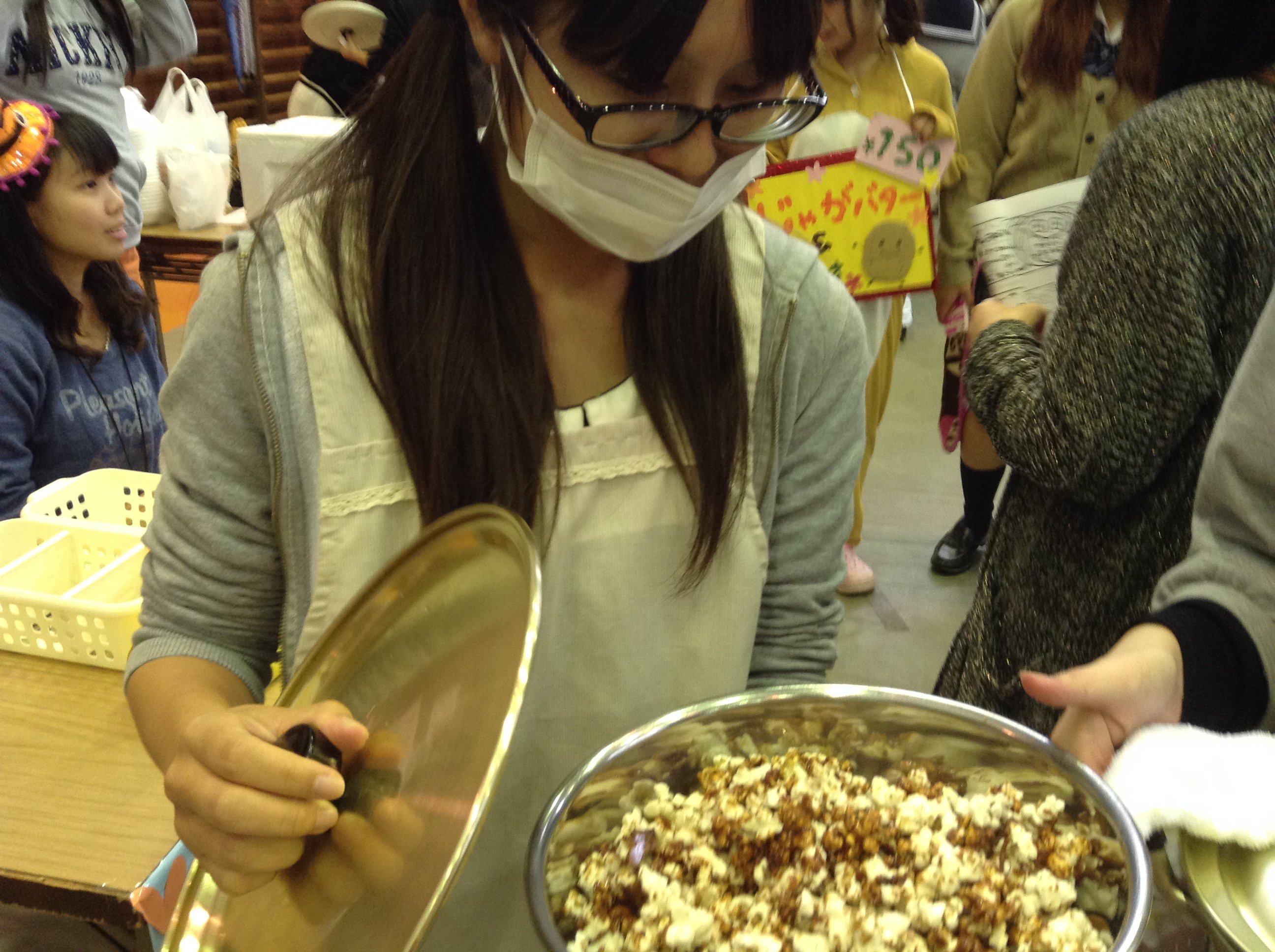 出来立てのキャラメルポップコーンを運んでくる調理担当の学生さん