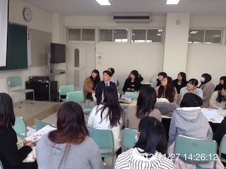 講師の大和ハウス工業石渡先生のレクチャーを真剣になって聴いている学生達