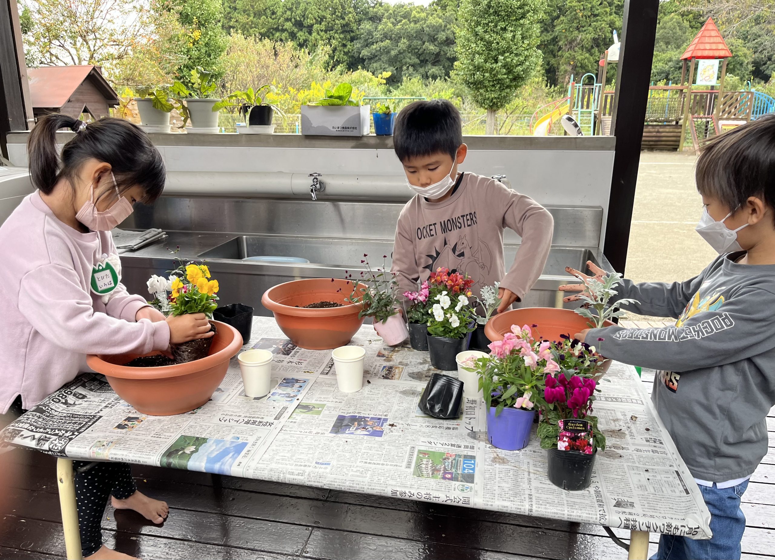 寄せ植え体験（5歳児） – 大成学園額田保育園