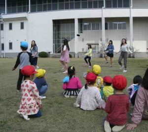 芝生でダンス２